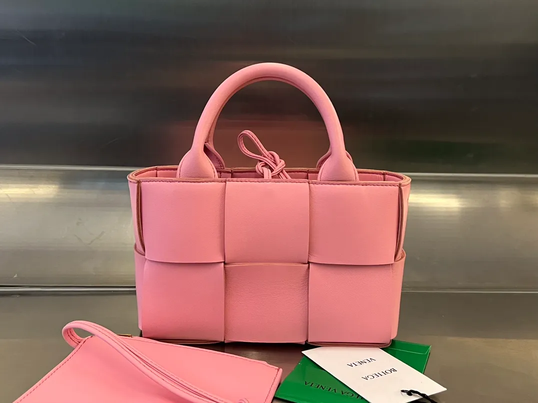 #BV 2023 new Candy Arco🎈729029 This time it not only holds the cute🍬 but also puts down the mobile phone. It is particularly mini and pocket-friendly. I really can’t resist it [Love]. The body of the bag is made of sheepskin. It is wear-resistant and durable. There is a detachable inner bag inside. It has a small and cute design style that can be worn cross-body or hand-held. It can be used for daily commuting and leisure. The capacity is definitely enough for all daily items. The size is suitable for everyone. You really can’t miss such a cute bag [Celebration] Size: 20x13x7 P1800